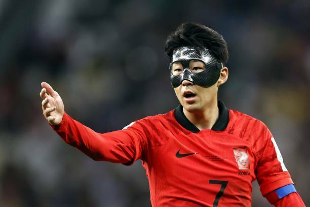 Why is South Korea's son Hyung Min wearing a mask in the 2022 World Cup match against Uruguay in Qatar?
