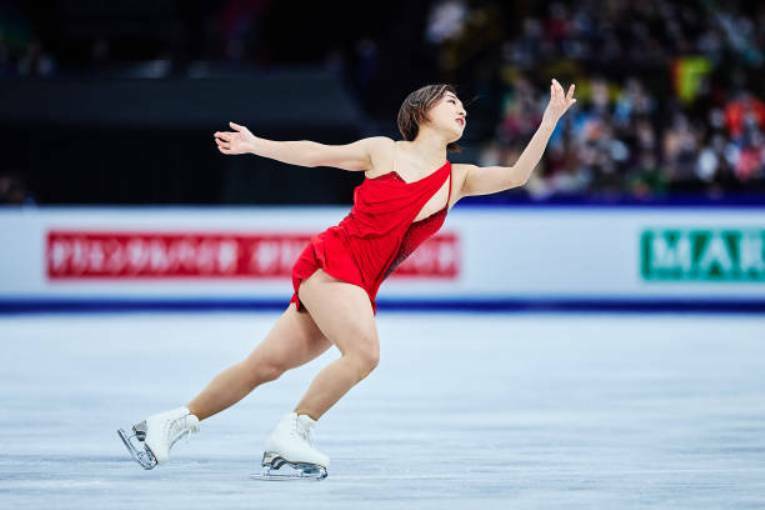 Sakamoto defends world women's title in figure skating