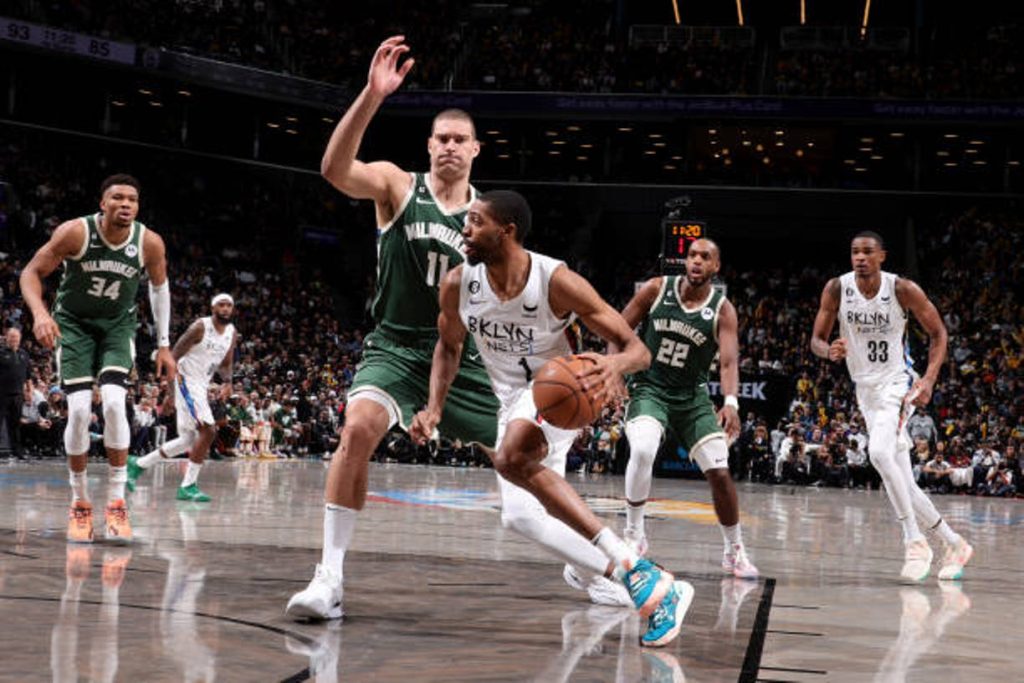 Milwaukee Bucks win 15th straight game with 118-104 win over Brooklyn Nets