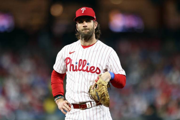 Kyle Schwarber homers, Bryce Harper is thrown out but the Phillies lose to the Pirates