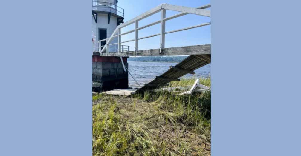 11 people were hurt when a bridge to a lighthouse in Maine collapsed
