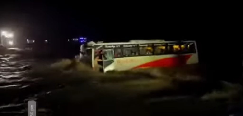 विनयी खोलामा फसेका २४ यात्रु सकुशल उद्धार, डाइभर्सन प्रणाली फेरि विवादमा