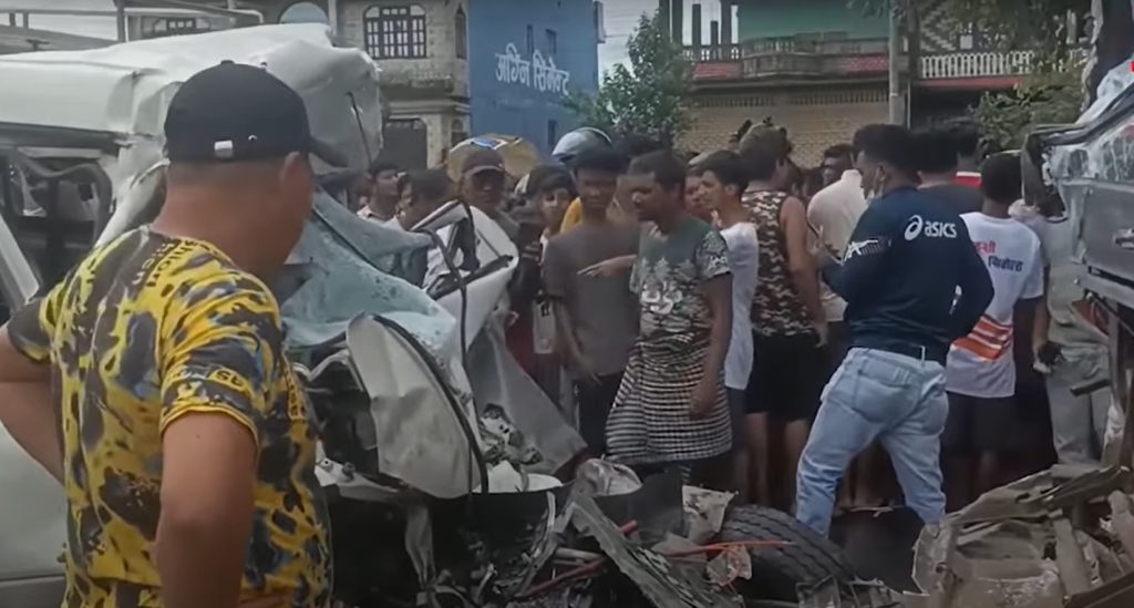 चितवनमा बस र माइक्रो ठोक्किँदा ७ जनाको मृत्यु, १८ जना घाइते – ठूलो सडक दुर्घटना