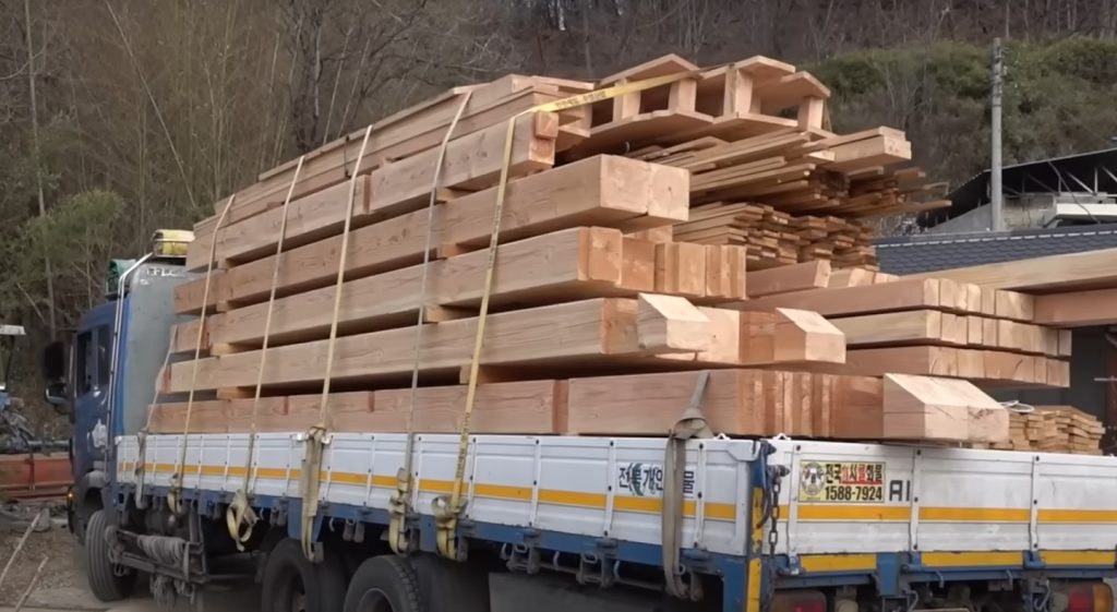 काठ तस्करी : बर्दियामा चिरान गरिएको सालको काठ बरामद