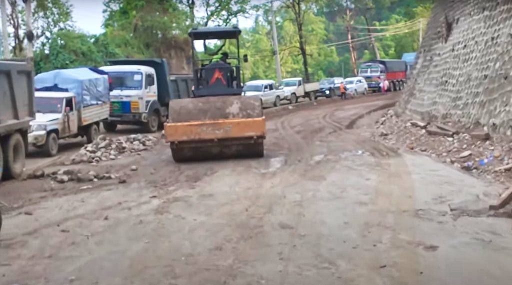 दाउन्ने सडक खुल्यो: ६ दिनदेखि फसेका १८ सयभन्दा बढी सवारी साधन गन्तव्यतर्फ