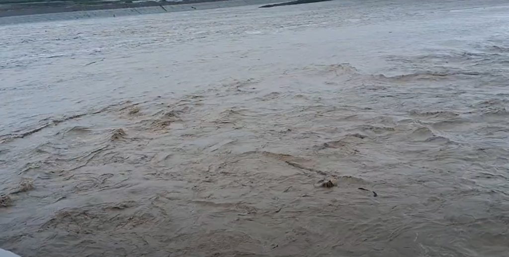 महाकाली नदीमा बहाव बढ्दा सवारी रोक, ब्यारेज हुँदै चारपाङ्ग्रे चल्न निषेध