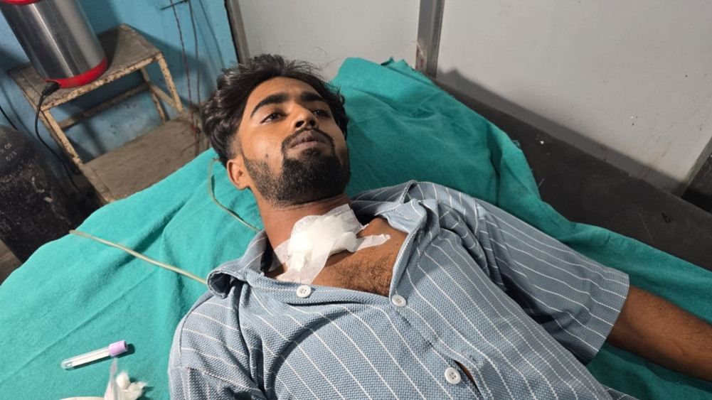 सिरहामा प्रेम प्रसंगले लियो उग्र रूप: युवतीले प्रेमीसँगै गरेकाे चक्कु प्रहार