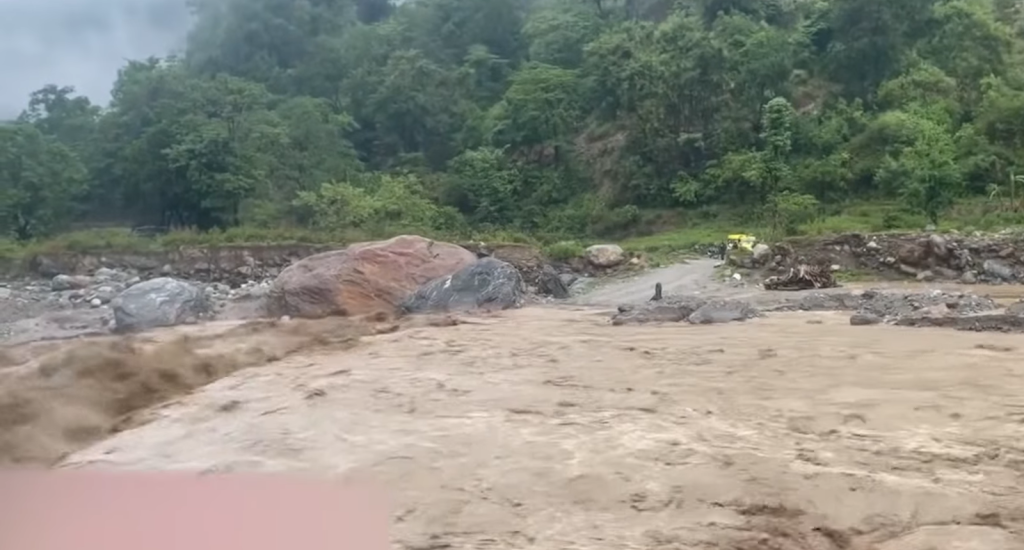 लगातारको वर्षाले तमोर करिडोर र मेची राजमार्ग अवरुद्ध, सवारी आवागमन ठप्प