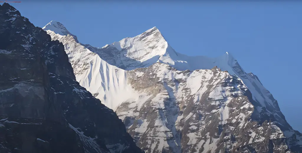 तीन सय विदेशी पर्यटकले कञ्चनजङ्घा हिमाल क्षेत्रको भ्रमण गरे, आरोहण जारी