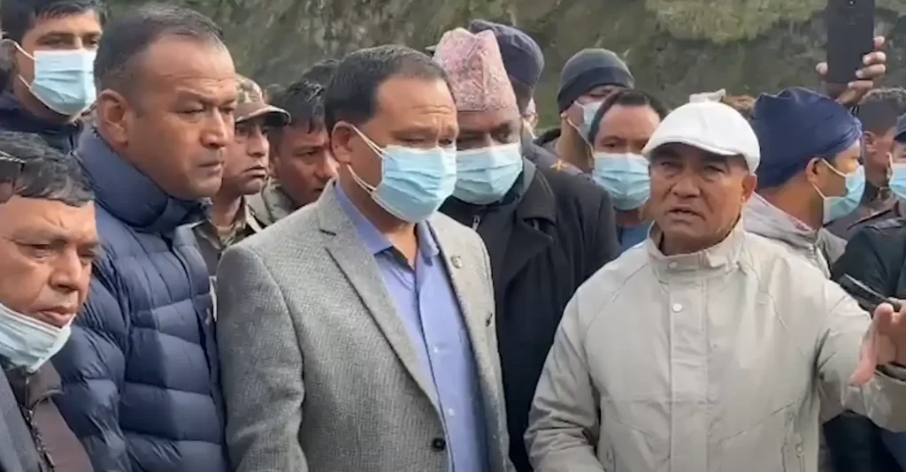 फोहोर व्यवस्थापन समस्या : बञ्चरेडाँडा पुगे मन्त्री कुलमान घिसिङ, १५ दिनभित्र माग सम्बोधन गर्ने प्रतिबद्धता