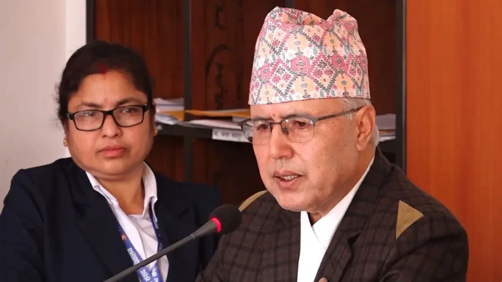 अर्थमन्त्री रामेश्वर खनालले फिर्ता गरे रातो पासपोर्ट, कार्यसमाप्तिपछि कूटनीतिक राहदानी बुझाए