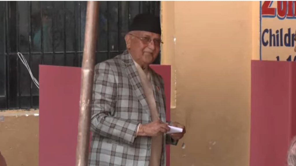 बालकोटबाट केपी शर्मा ओलीले गरे मतदान, पत्नी राधिका शाक्यसँगै पुगे मतदान केन्द्र