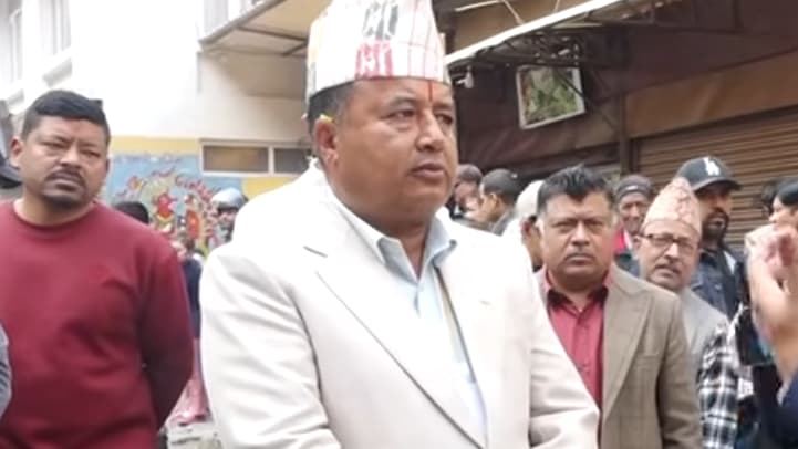 भक्तपुर–२ का एमाले उम्मेदवार महेश बस्नेतले गरे मतदान